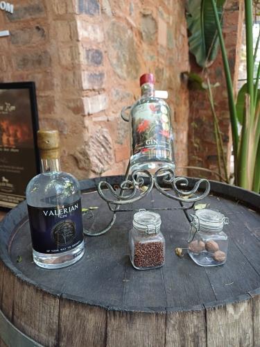 Gin-Tasting-Blackhorse-Distillery-Barrel-with-Gin-Ingredients 