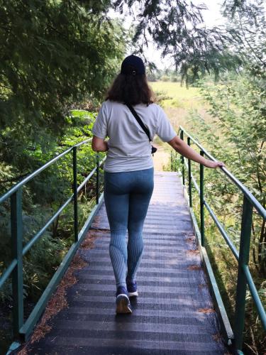 women-walk-on-bridge-kingskloof-trails